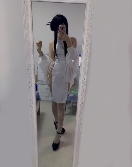 樊振东给王皓戴上金牌
