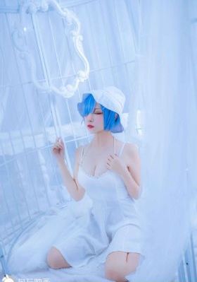 男子被扇耳光后连续打女子头